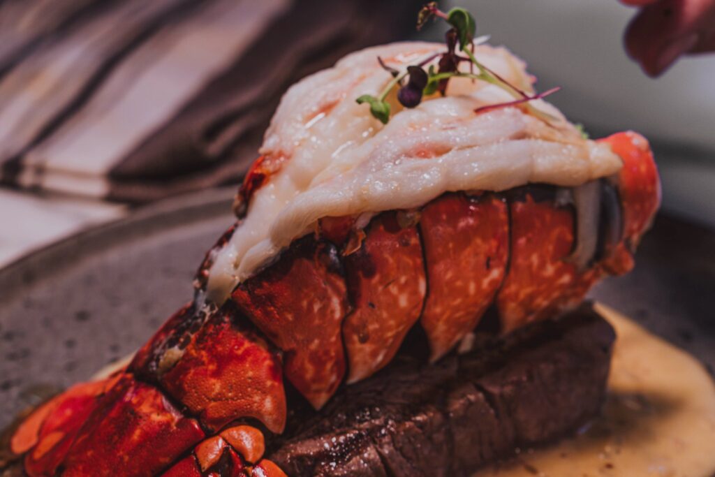 Signature Steak & Lobster στο Moo Casa: φιλέτο με ουρά αστακού